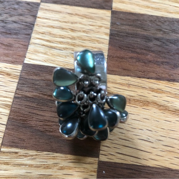 Very Funky ring .  Light green stones that move and catch the light - Picture 6 of 13